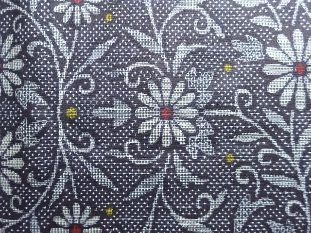 アンティーク　花唐草模様織出し本場正藍泥染大島紬着物（割り込み絣）